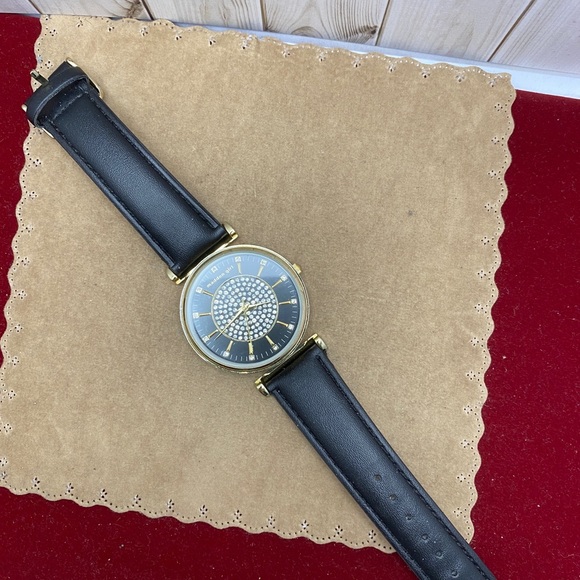 Steve Madden Women's wrist Watch Gold Tone cubic zirconia around inner Face - Picture 3 of 6